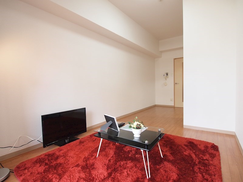 居室・リビング　2Kタイプ。広めのリビングで、ソファも余裕です。