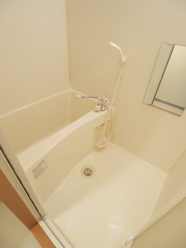 バス・シャワールーム　室内設備もきれいです。