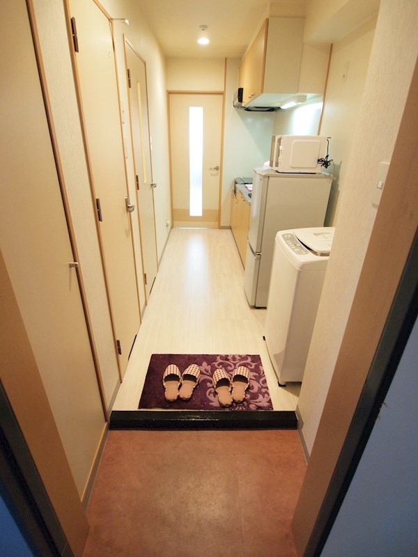 玄関　このお部屋はTV付き。