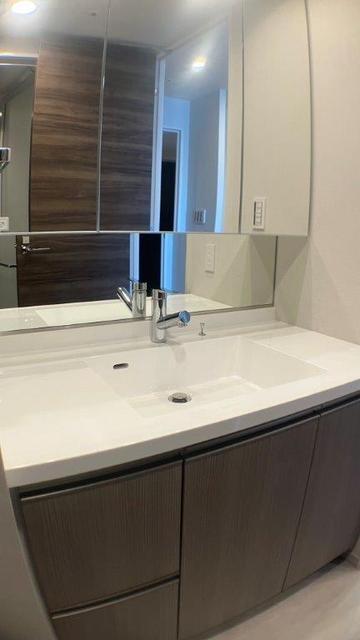 洗面設備　三面鏡付洗面化粧台