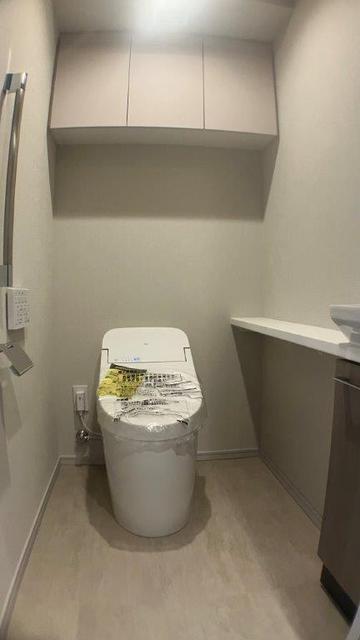 トイレ　温水洗浄暖房便座・手洗いカウンター付