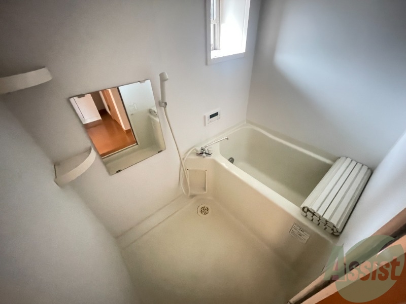 バス・シャワールーム　こちらはお風呂。一日の疲れをここで癒してください。