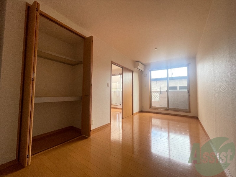 居室・リビング　リビングはこんな感じです。窓が大きくて良く陽が入ってきます。