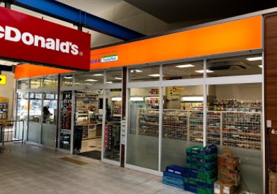 コンビニ　ファミリーマート トモニー江古田駅店（コンビニ）まで592m