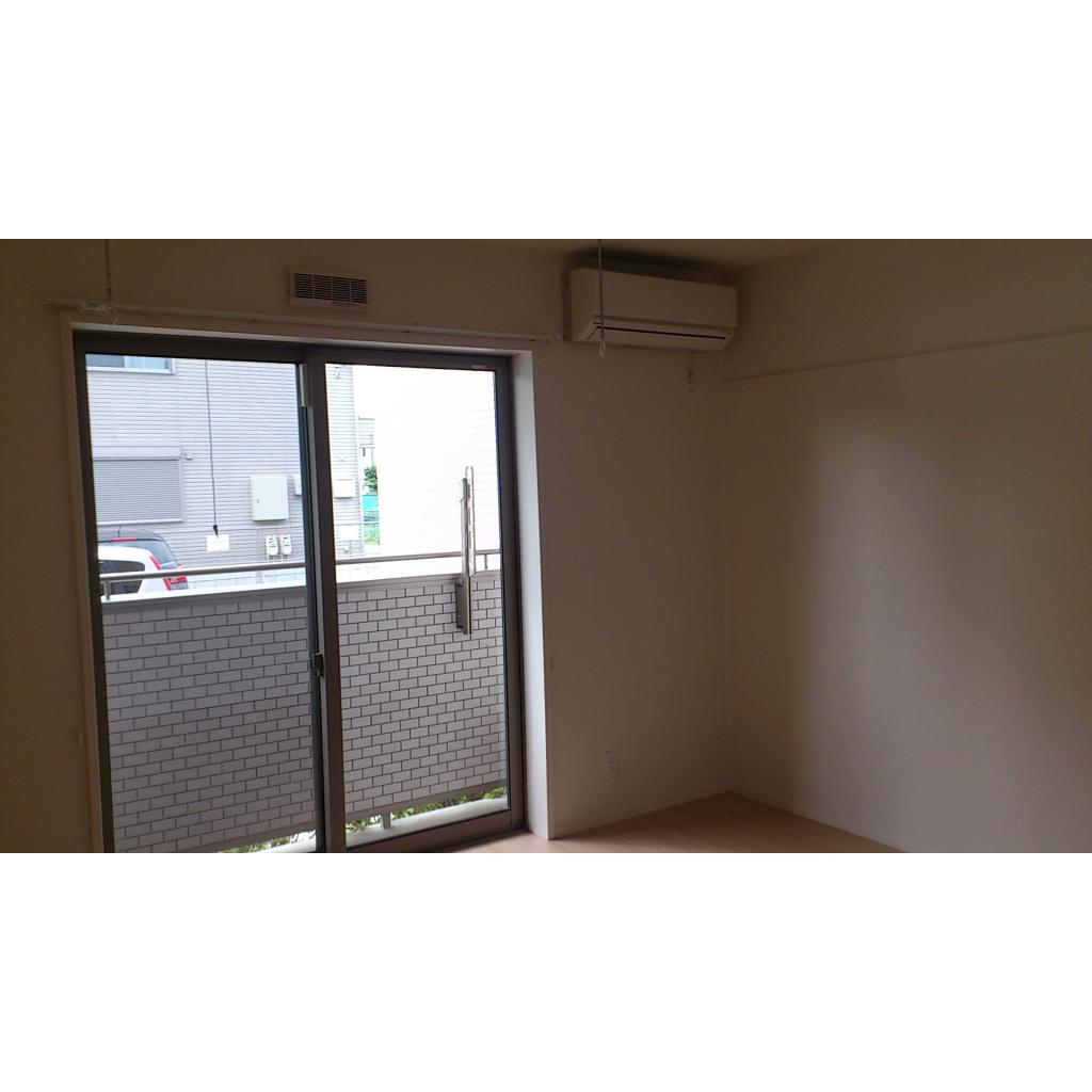 居室・リビング　南向きバルコニー、8.5帖の洋室。