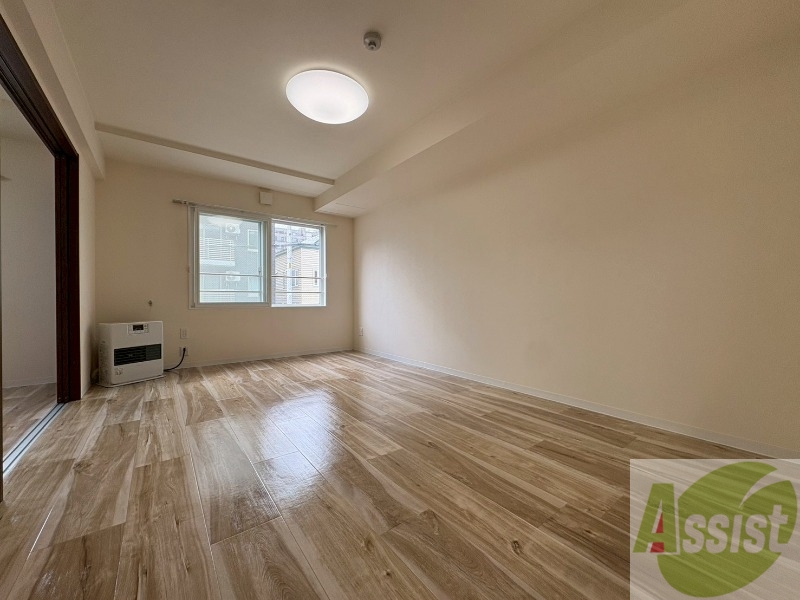 居室・リビング　リビングです。窓が大きくて明るいですね！