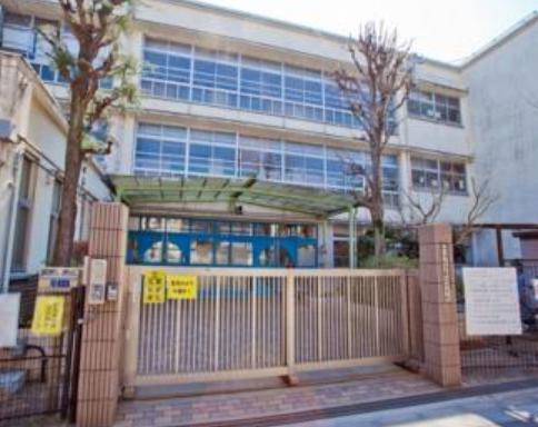 小学校　王子第三小学校（小学校）まで375m