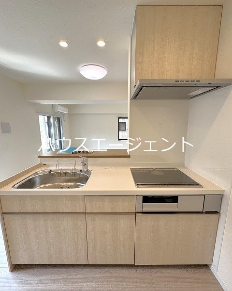 キッチン　対面式の3口IHコンロのキッチン