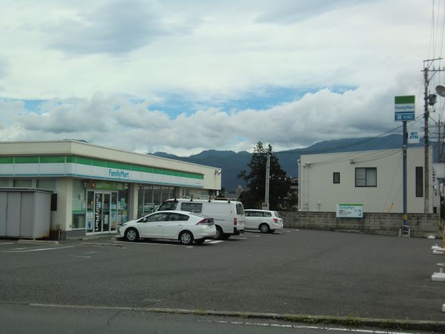 コンビニ　ファミリーマート（コンビニ）まで1100m
