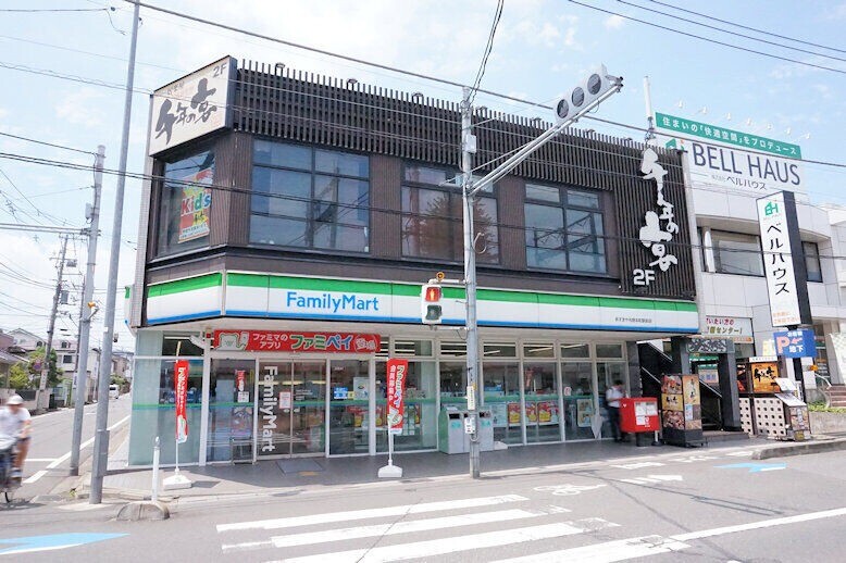 コンビニ　ファミリーマートあすまや与野本町駅前店（コンビニ）まで140m