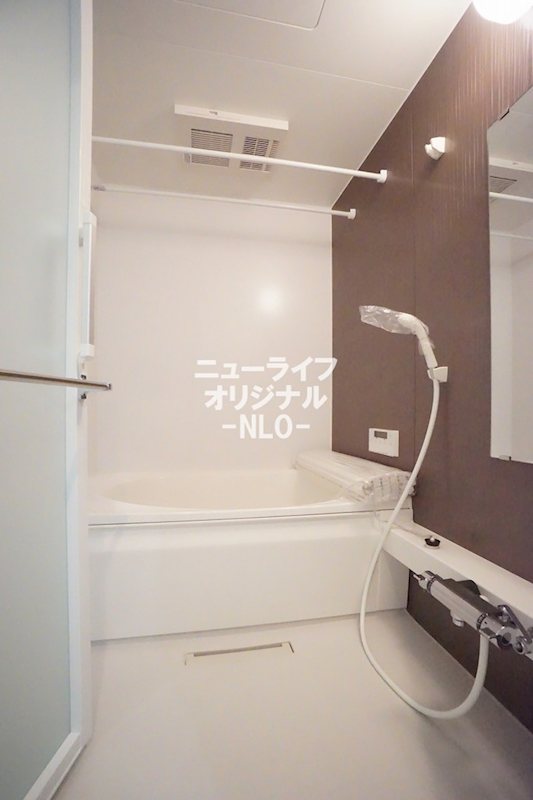 バス・シャワールーム　アクセントパネルがあり落ち着いた雰囲気です