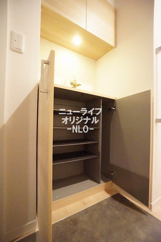 玄関　上下に分かれたシューズボックスがあります