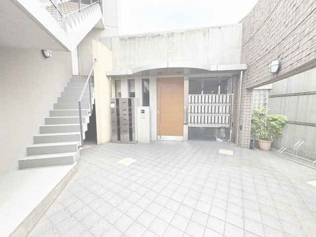 エントランス　管理の行き届いたエントラスです♪