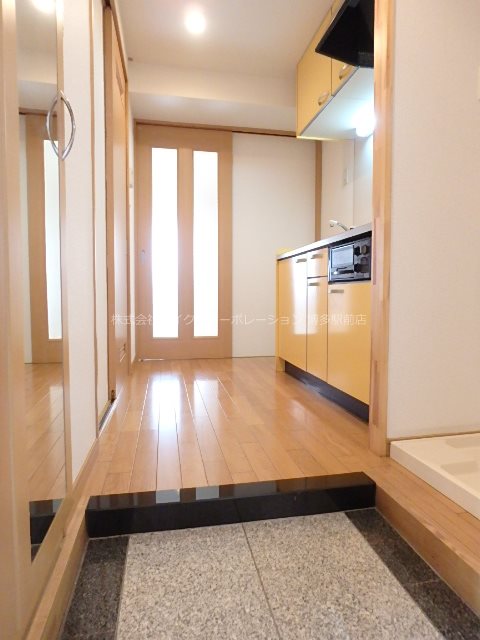 玄関　※入居中の為別部屋写真使用現状優先