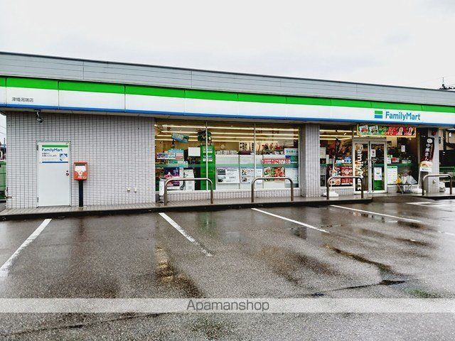 コンビニ　ファミリーマート津幡潟端店（コンビニ）まで829m