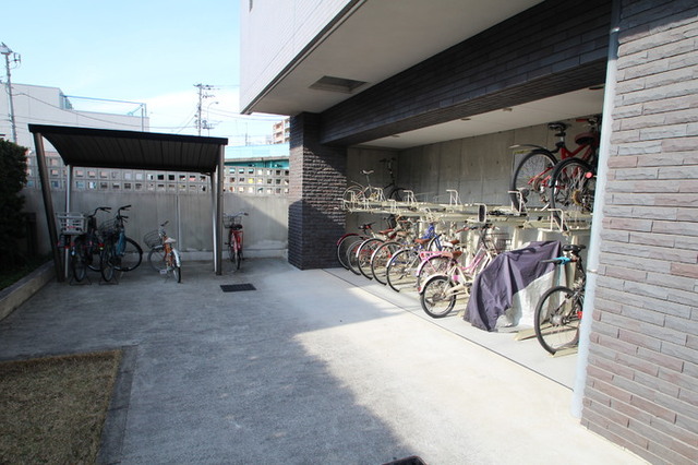 その他　駐輪場は屋根付きです！