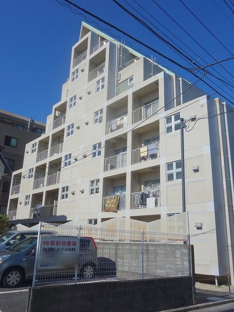 建物外観　重厚な鉄筋コンクリートマンション