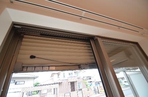 セキュリティ　窓シャッター（イメージ）