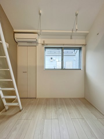 居室・リビング　落ち着いた色合いの床材を使用した居住空間です。
