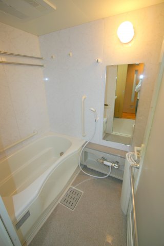 バス・シャワールーム　※同タイプの写真となり、実際のお部屋とは異なる場合があります