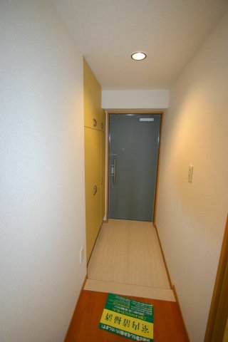 玄関　※同タイプの写真となり、実際のお部屋とは異なる場合があります