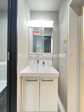 洗面設備　シャワー付き化粧洗面台