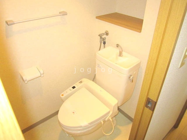 トイレ　嬉しい温水洗浄便座付きのトイレです。