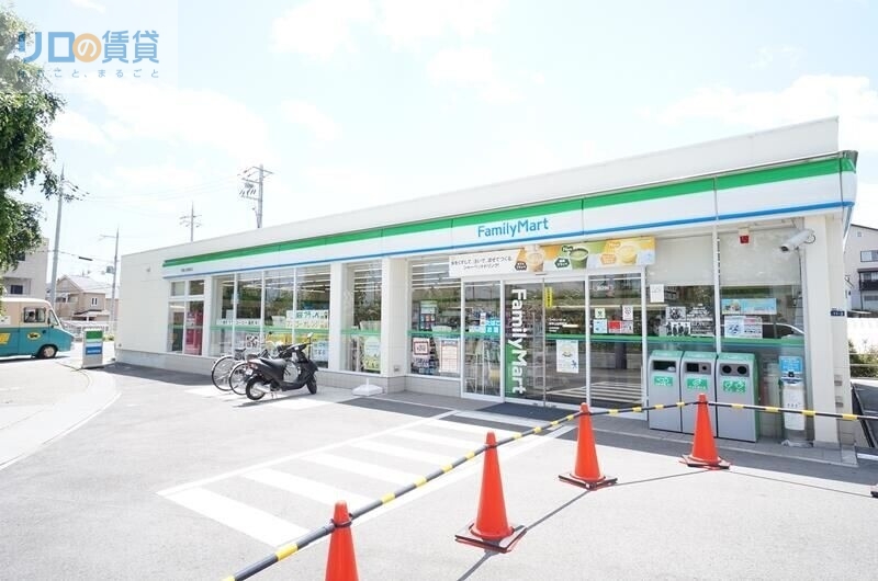 コンビニ　ファミリーマート宝塚山本駅前店（コンビニ）まで554m
