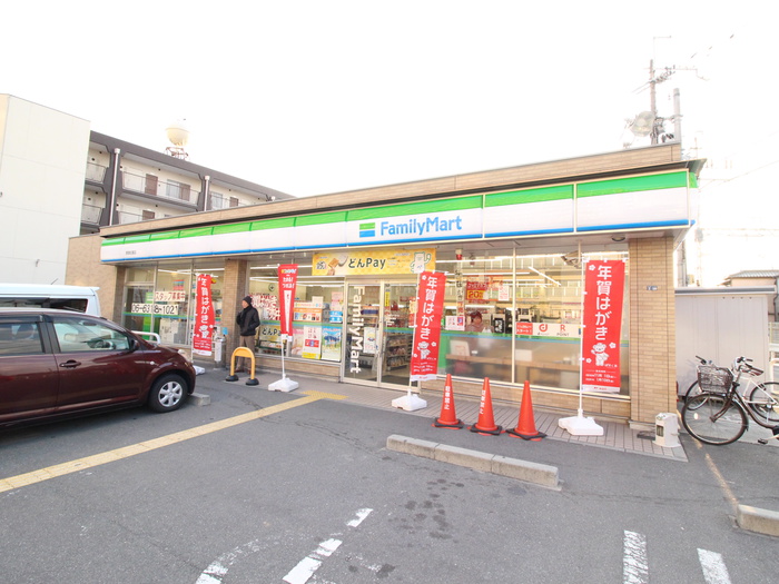 コンビニ　ファミリーマート摂津庄屋店（コンビニ）まで520m