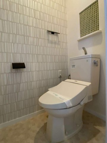 トイレ　トイレは温水洗浄便座付き♪人気のバストイレ別です♪横にはタオ