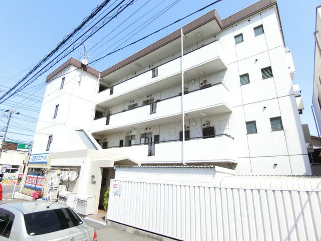 建物外観　スーパーが近くて便利な立地の4階建てマンションです☆最寄りバ