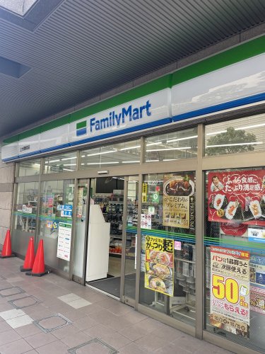 コンビニ　ファミリーマート 上大岡駅前店（コンビニ）まで1089m