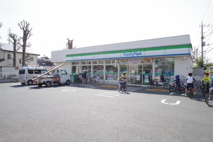 コンビニ　ファミリーマート（コンビニ）まで270m