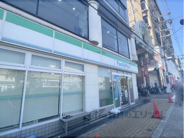 コンビニ　ファミリーマート寝屋川市駅前店（コンビニ）まで600m