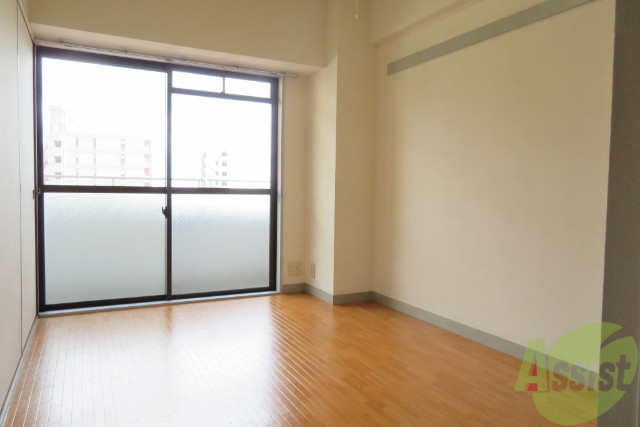居室・リビング　広々としたお部屋で陽ざしもさして暖かいです。