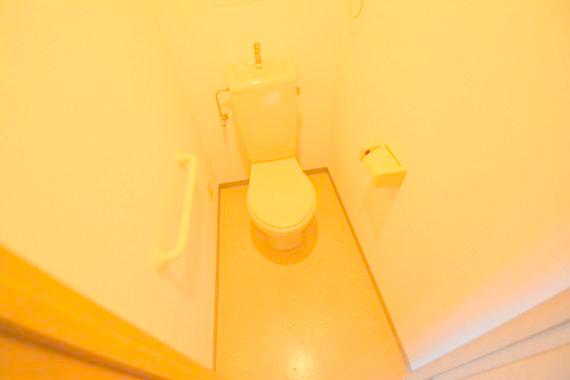 トイレ　白くてピカピカのトイレですね。お掃除もしやすいです。