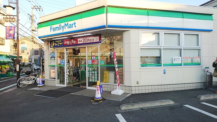 コンビニ　ファミリーマート（コンビニ）まで100m