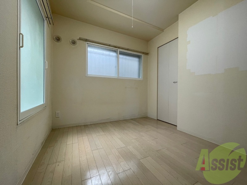 その他部屋・スペース　寝室はこちらです。光が差し込む、温かみのあるお部屋です。