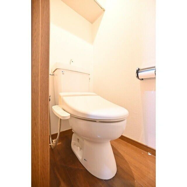 トイレ　落ち着いた色調のトイレです
