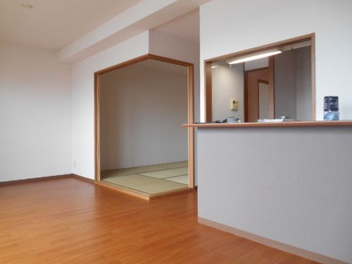ＪＲ山陽本線 明石駅 バス乗車時間：15分 最寄りバス停で下車 徒歩3分 4階建 築22年の居間写真