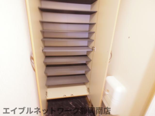 玄関　収納もある玄関です