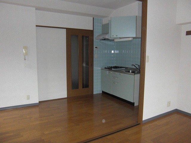 キッチン　玄関まわり、段差も低めです。