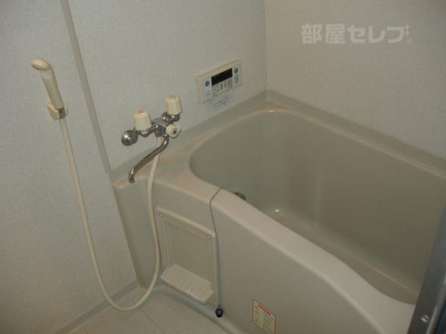 バス・シャワールーム　追い炊き機能付きですよ。