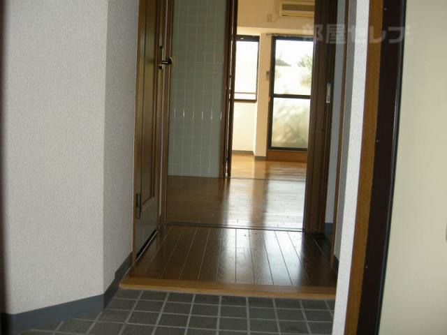 玄関　玄関まわり、段差も低めです。
