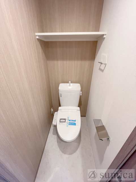 トイレ　人気アイテムの温水洗浄便座。清潔感のあるトイレです。