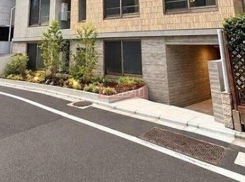 玄関　駐車場