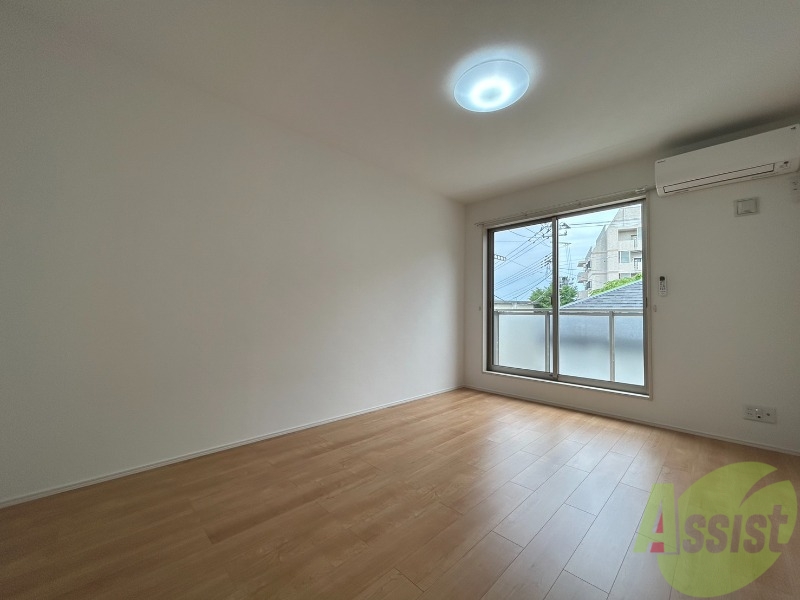 居室・リビング　角部屋で大きな窓があり、陽当り良好です。