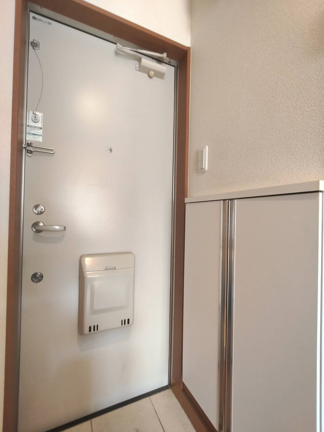 玄関　玄関収納付き！