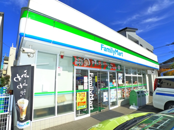 コンビニ　ファミリーマート（コンビニ）まで307m