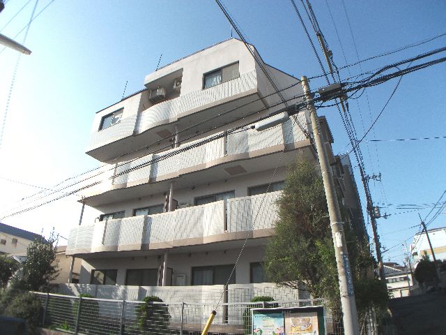 建物外観　閑静な住宅街、角地に立地。